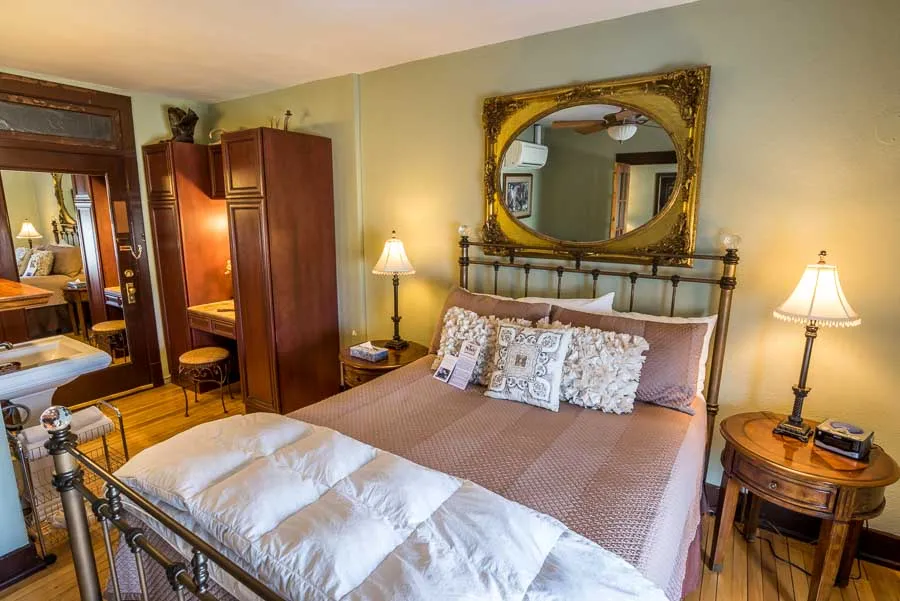 Murray Hotel bedroom