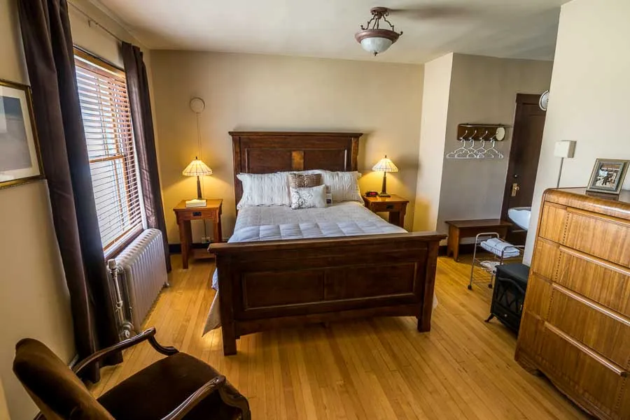 Murray hotel bedroom