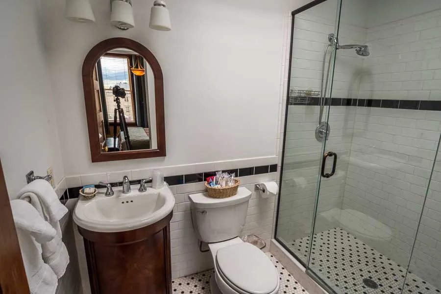 Murray hotel bathroom