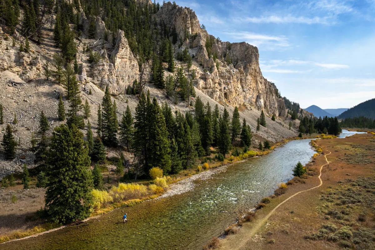 September fly fishing on the Gallatin River Grasshoppers, spruce moths and Blue-Winged Olives are important patterns to carry when fishing the Gallatin River in September