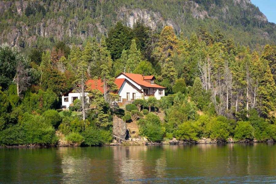 El Encuentro Lodge El Encuentro Lodge is perched above the banks of the Rio Futaleufú