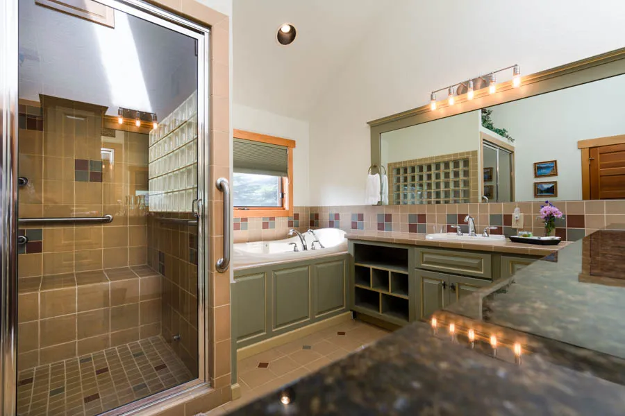 Madison River Lodge bathroom