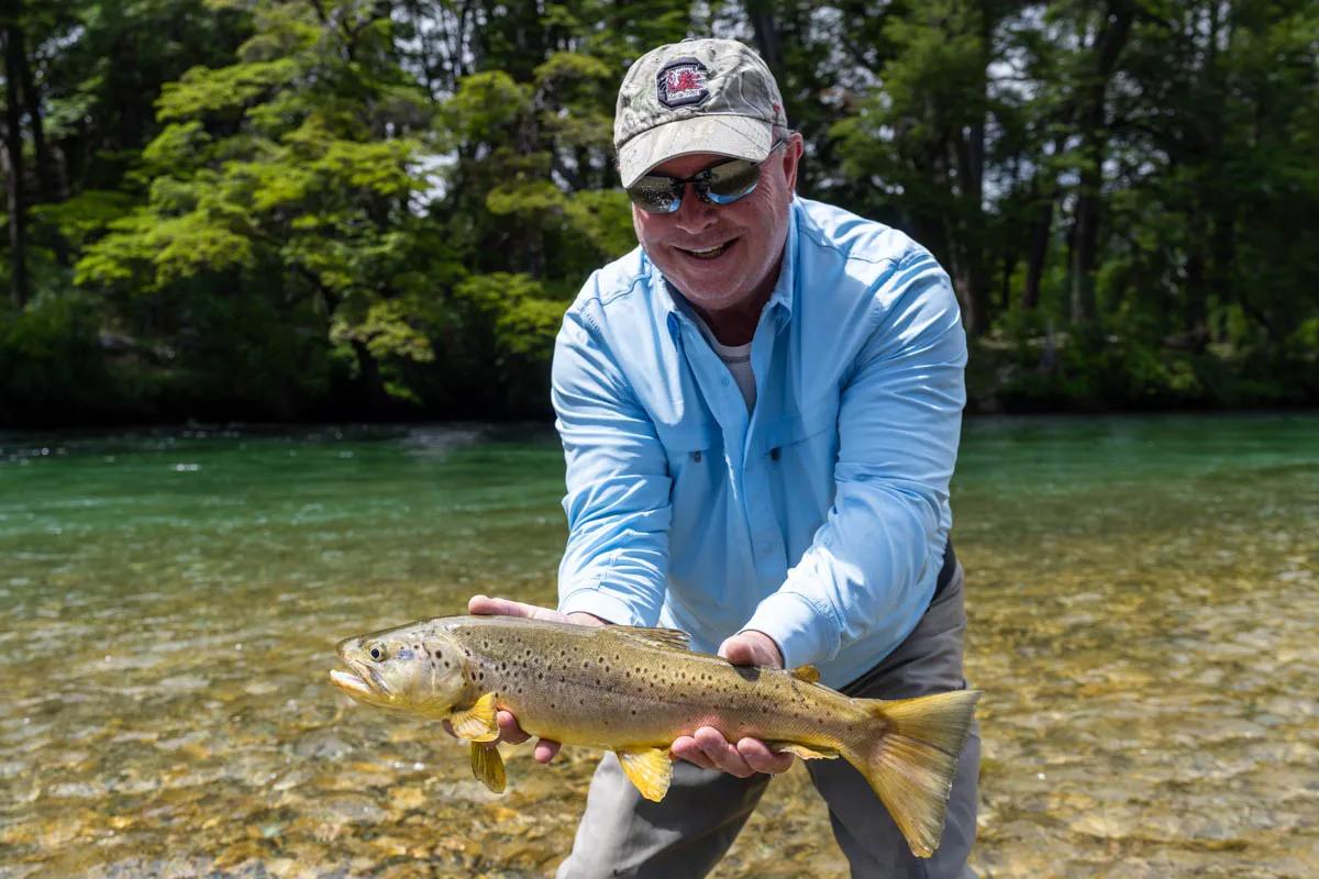 Scott Lutz holds a nice brown trout caught on the Río Rivadavia. Scott Lutz holds a nice brown trout caught on the Río Rivadavia.