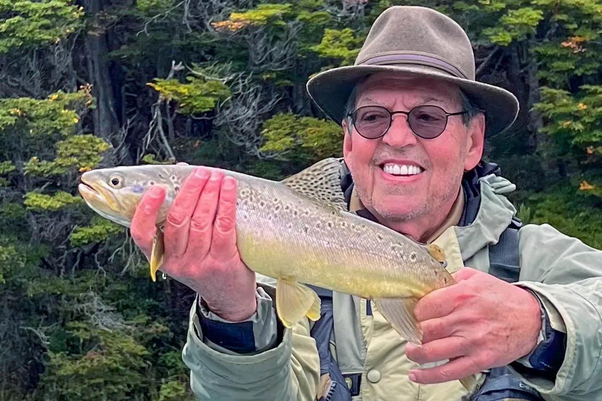 Richard Lane with a nice brown trout caught on the Río Baker. Richard Lane with a nice brown trout caught on the Río Baker.