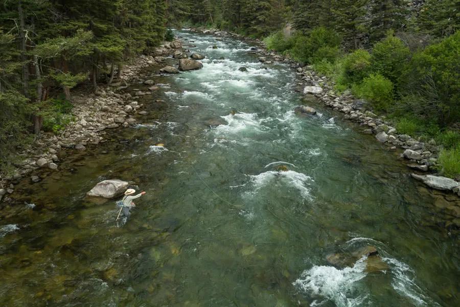 Fly fishing tips and tricks for better fishing while in Montana. Reading water is probably just as important as choosing the right fly. Read the cues on the surface of the water or by studying structure to decipher where trout may be feeding.
