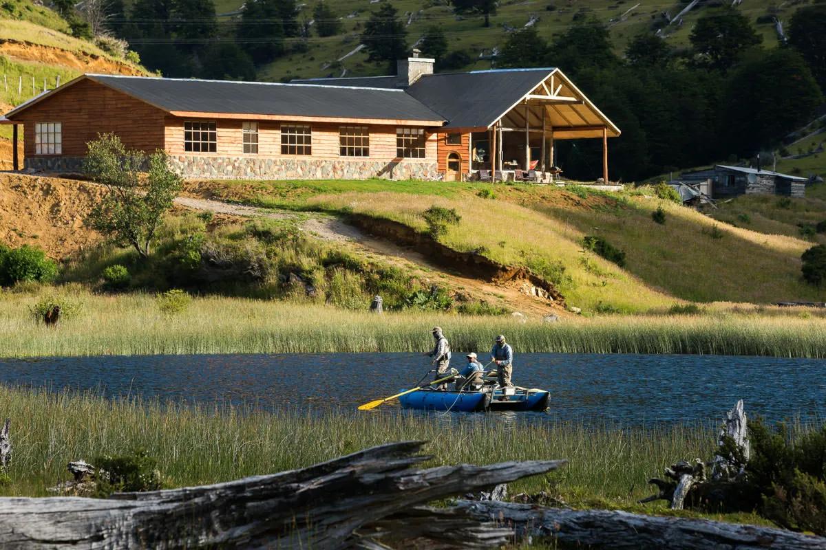 Fly fishing in Patagonia with Magic Waters and Montana Angler Magic Waters Lodge is a purpose-built fishing lodge located in the heart of the most diverse fly fishing waters in all of Patagonia. Lakes, rivers, spring creeks, and canyon waters are all within easy reach.