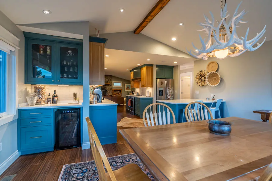 Absaroka Sunrise Vacation Rental Home dining table
