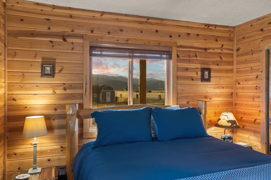 Livingston Montana Vacation Rental Home Blackhawk Cabin  bed