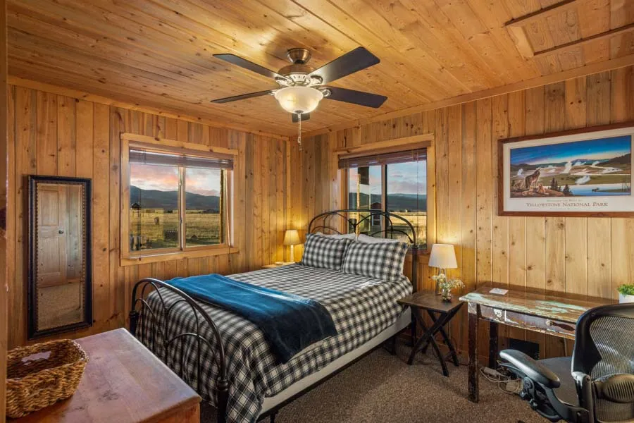 Livingston Montana Vacation Rental Home Blackhawk Cabin bed