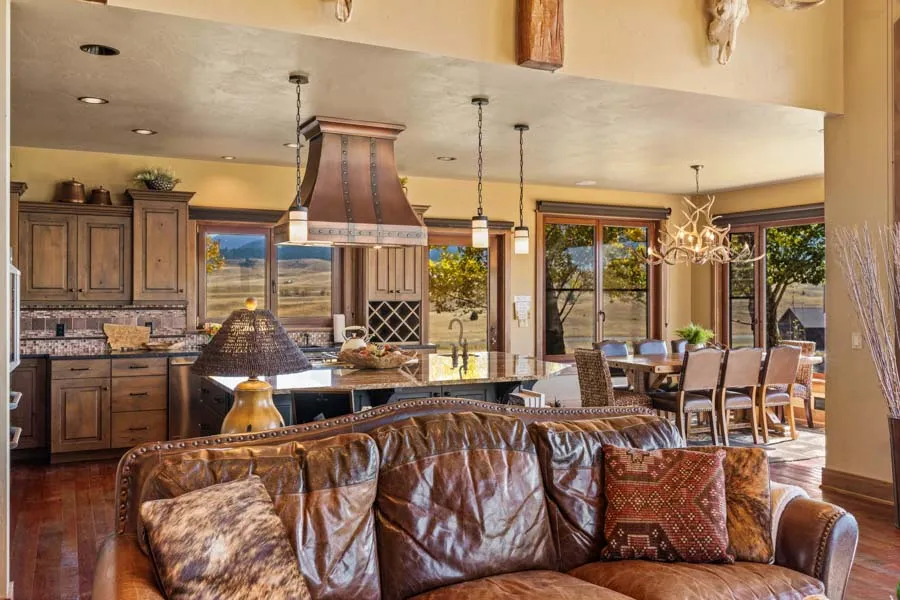 Vacation Rental in Paradise Valley Cowboy Lake Lodge living room
