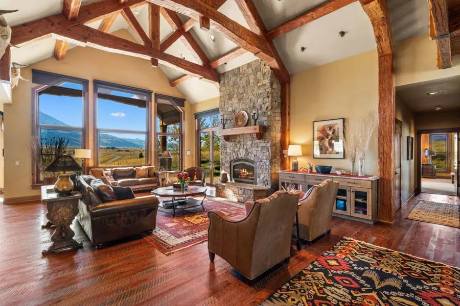 Vacation Rental in Paradise Valley Cowboy Lake Lodge living room