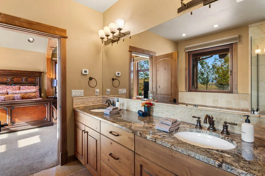Yellowstone River Vacation Home Cowboy Lake Lodge bath