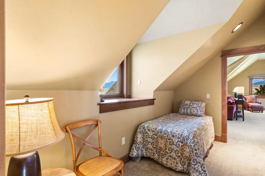 Yellowstone River Vacation Home Cowboy Lake Lodge upstairs bed