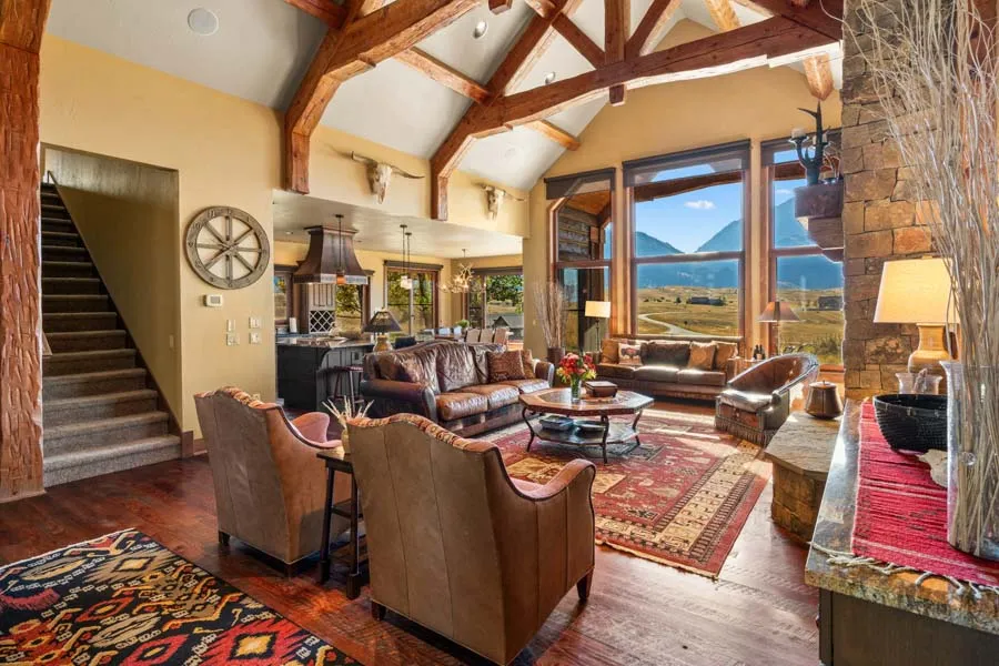 Vacation Rental in Paradise Valley Cowboy Lake Lodge living room