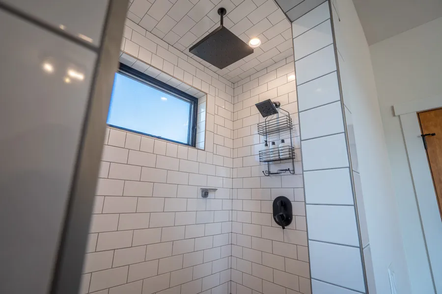 Yellowstone River Rental home Double MM Ranch shower