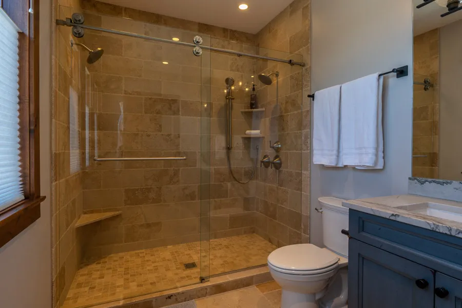 Yellowstone River vacation rental home Emigrant Peak Lodge bathroom