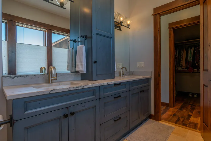 Yellowstone River vacation rental home Emigrant Peak Lodge bathroom