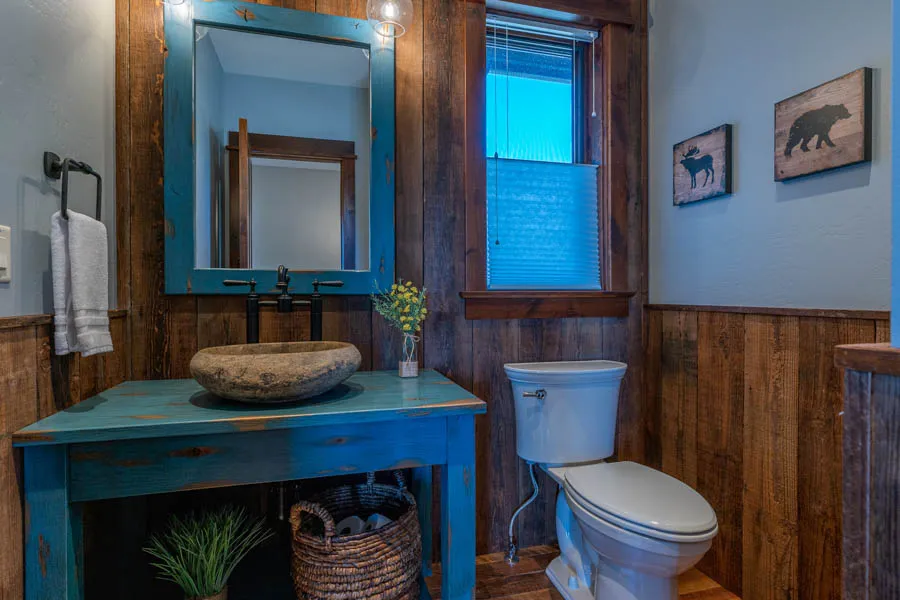 Yellowstone River vacation rental home Emigrant Peak Lodge bathroom