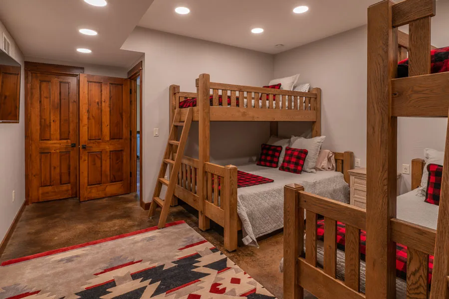 Yellowstone River vacation rental home Emigrant Peak Lodge bed