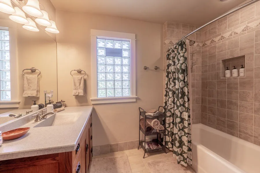 Paradise Valley Vacation Rental Home Fisherman's Bungalow bath