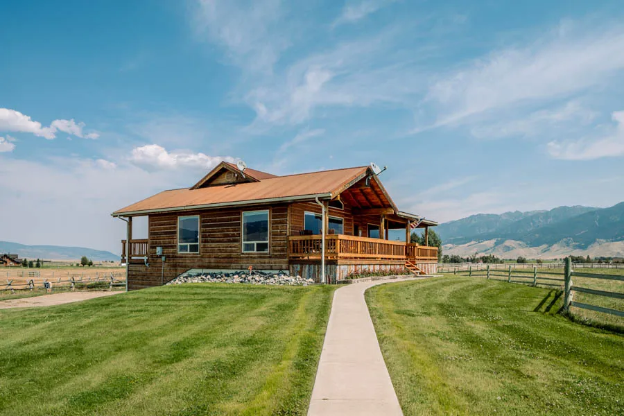 Montana Vacation Rental Home in Paradise Valley Horseshoe Ranch outside