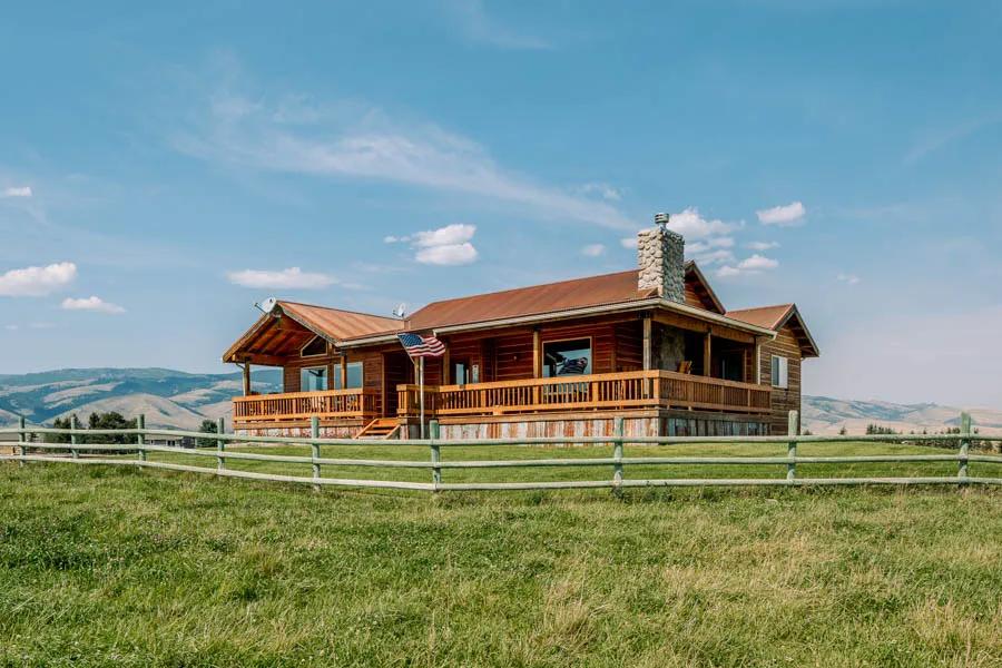 Montana Vacation Rental Home in Paradise Valley Horseshoe Ranch outside