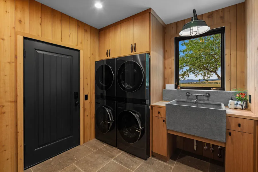 Paradise Valley Vacation Rental Home Lodge at Elbow Creek laundry