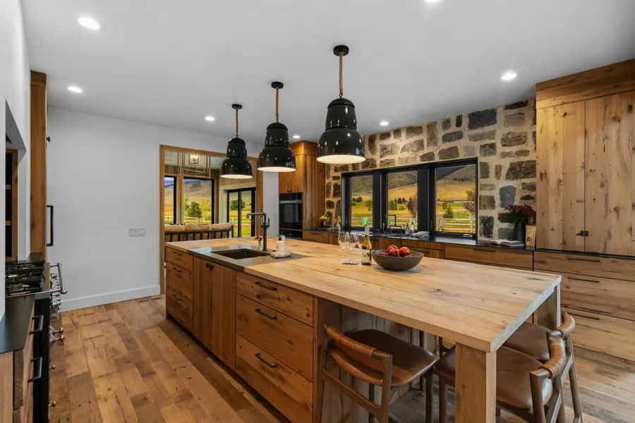 Paradise Valley Vacation Rental Home Lodge at Elbow Creek bar