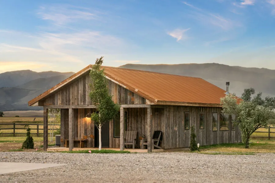 Lodge at Elbow Creek Yellowstone River Rental Home outside