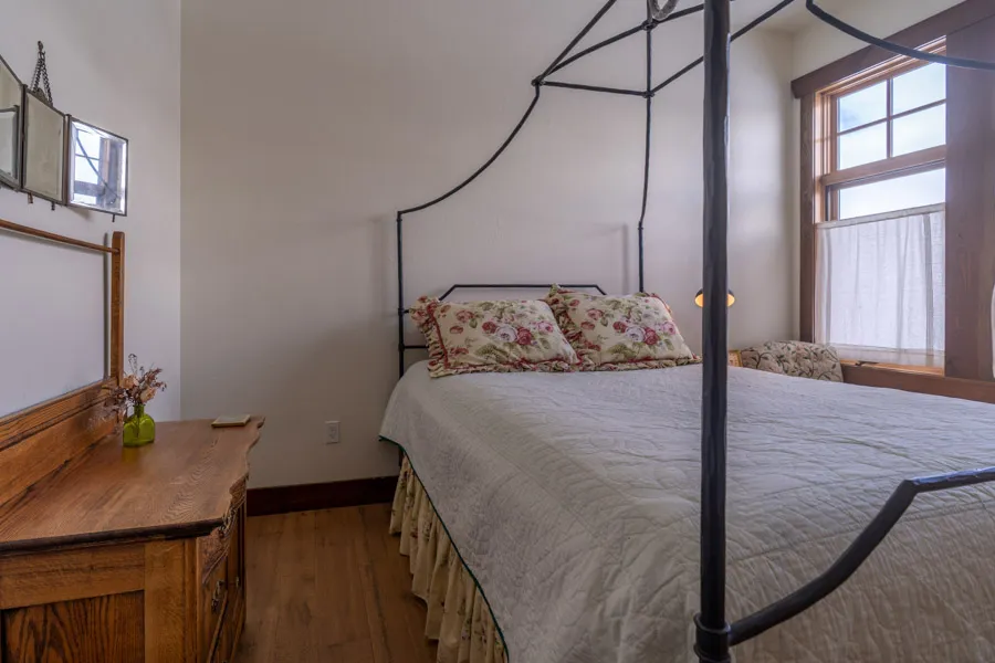 Vacation Rental Home in Paradise Valley New Moon Lodge bed