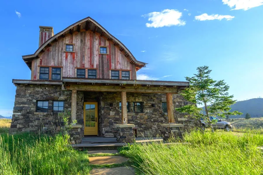 Paradise Valley Montana Vacation Rental Home New Moon Lodge outside