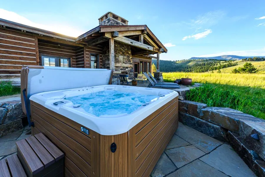 Paradise Valley Montana Vacation Rental Home with hot tub New Moon Lodge