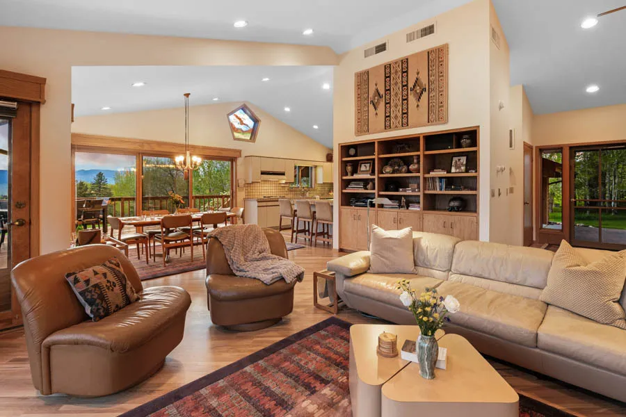 Yellowstone River Vacation Rental Home Valley View Lodge living room