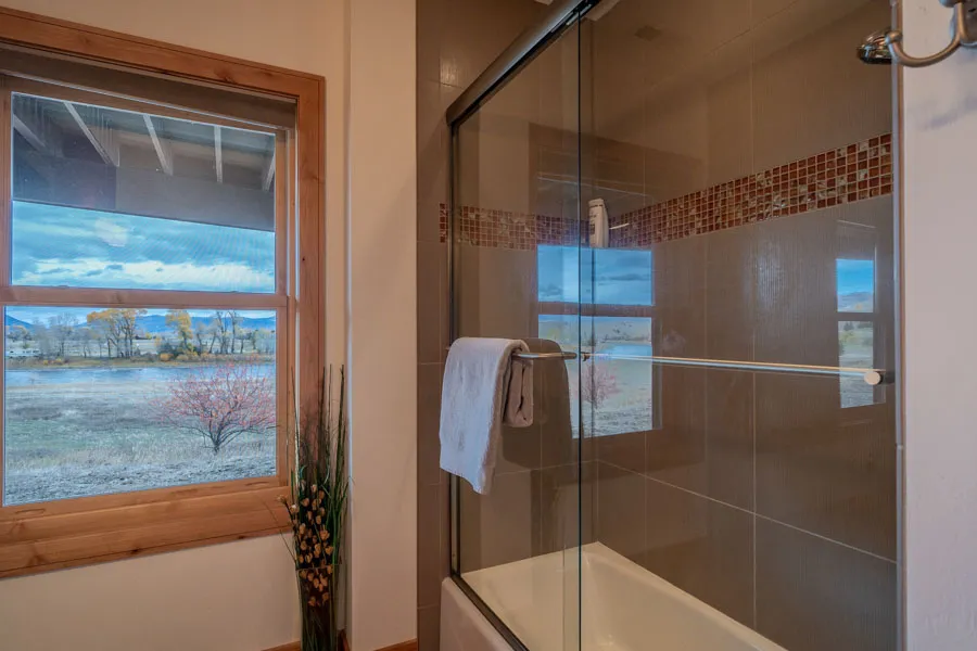Paradise Valley MT Rental Home bathroom