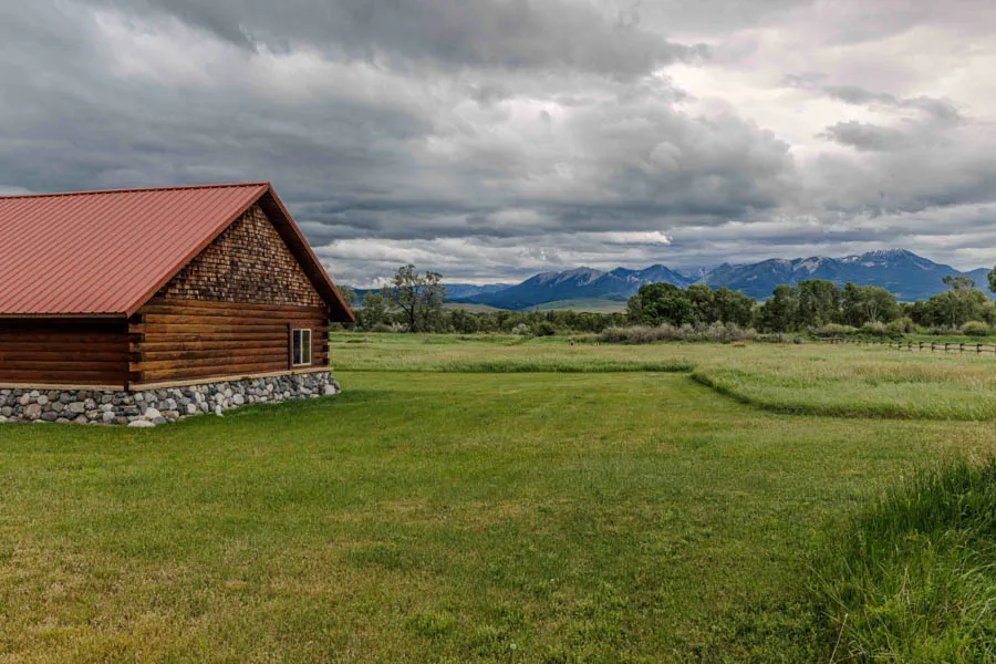 Paradise Valley Vacation Rental Yellowstone Crest Lodge outside