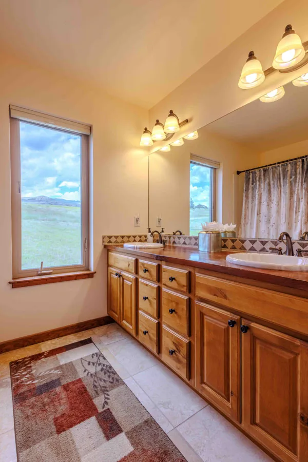 Yellowstone River Rental Home Yellowstone Trail Lodge bath