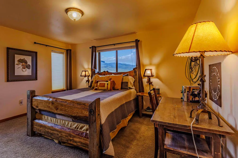 Paradise Valley Rental Home Yellowstone Trail bed