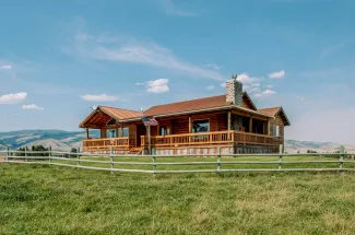 Montana Vacation Rental Home in Paradise Valley Horseshoe Ranch outside