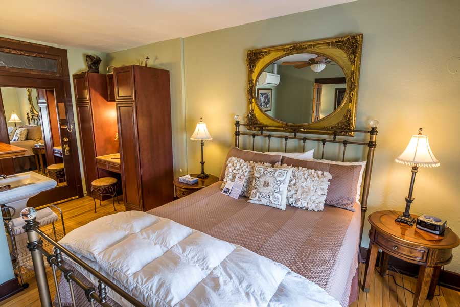 Murray Hotel bedroom