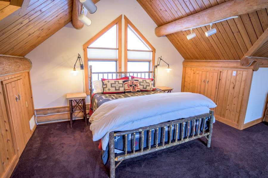 Queen room near Yellowstone