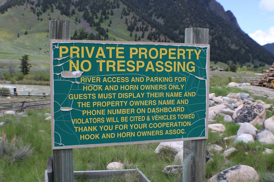 No trespassing A subdivision just upstream of Raynold's Pass Fishing Access on the West Bank is a limiting factor for anglers on foot. At higher flows anglers must wade swift and heavy currents to pass through this zone