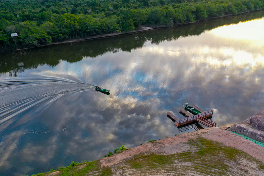 Agua Boa River Amazon Each morning anglers meet their guide for the day at the docks in front of the lodge. Each guide operates a large beat of the river (10-12 miles). Each day of the trip anglers visit new waters
