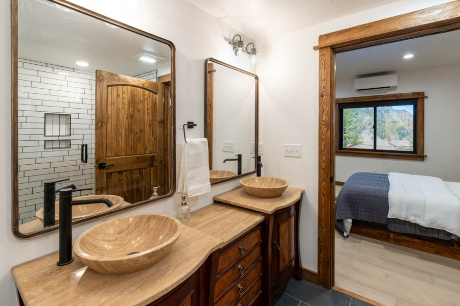 Missouri Cliffs Lodge bath and bedroom