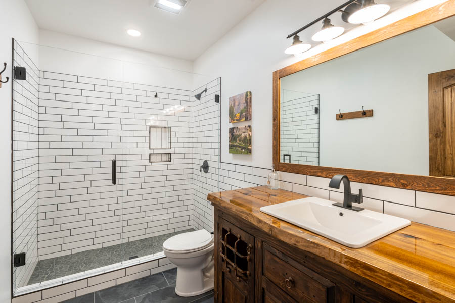 Missouri Cliffs Lodge bathroom 2