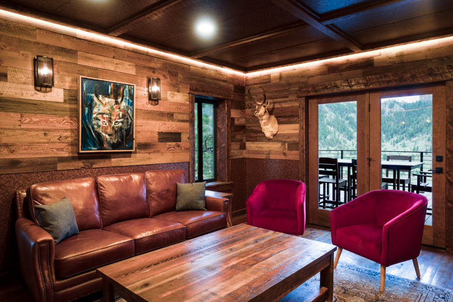 Missouri Cliffs Lodge bar seating 2