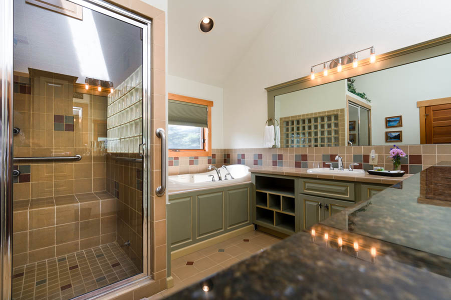 Madison River Lodge bathroom