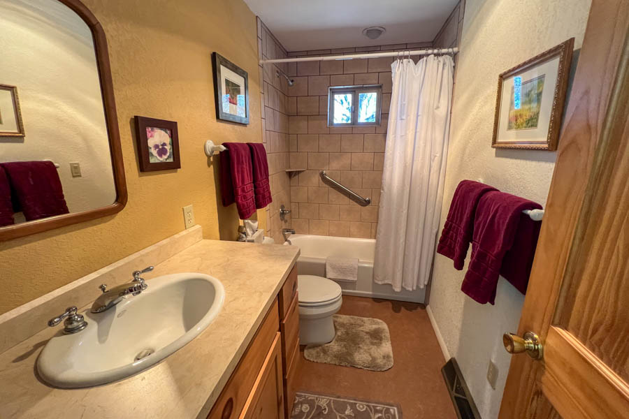 Riverbend House bathroom Madison River vacation home waterfront