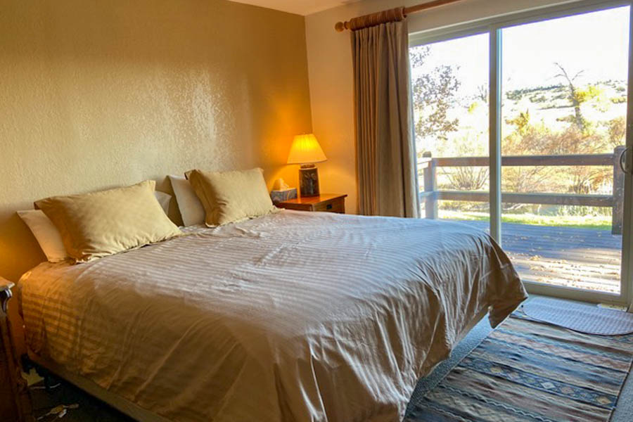 Riverbend House bed Ennis MT rental cabin