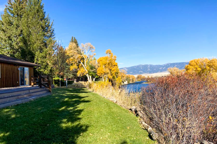 Riverbend House backyard view Ennis vacation home