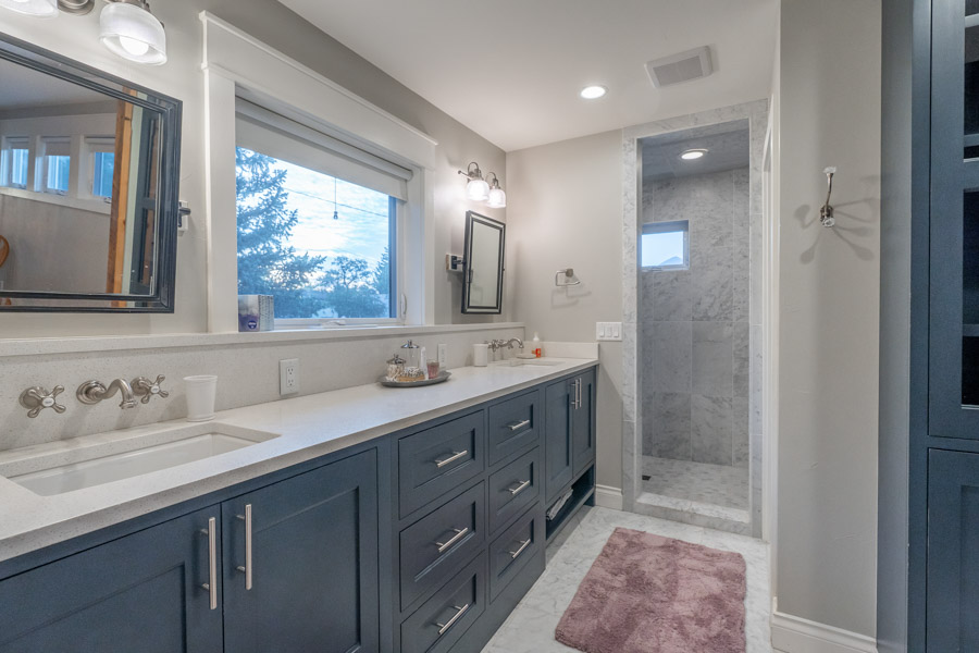 Absaroka Sunrise Vacation Rental Home Paradise Valley bathroom